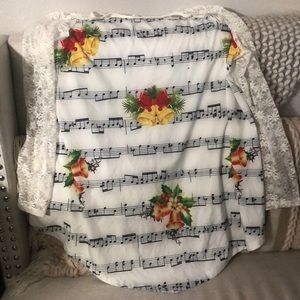 A beautiful vintage Christmas carol womens blouse